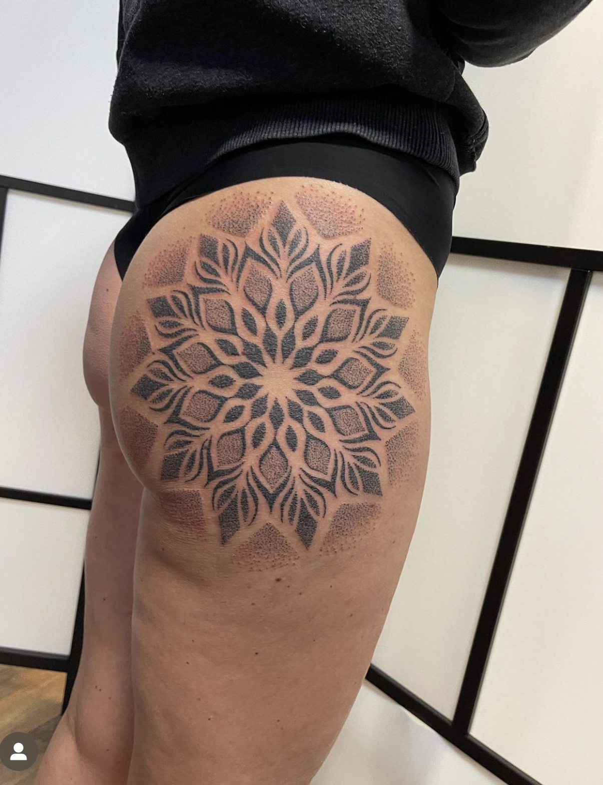 Dotwork-Mandala am Oberschenkel