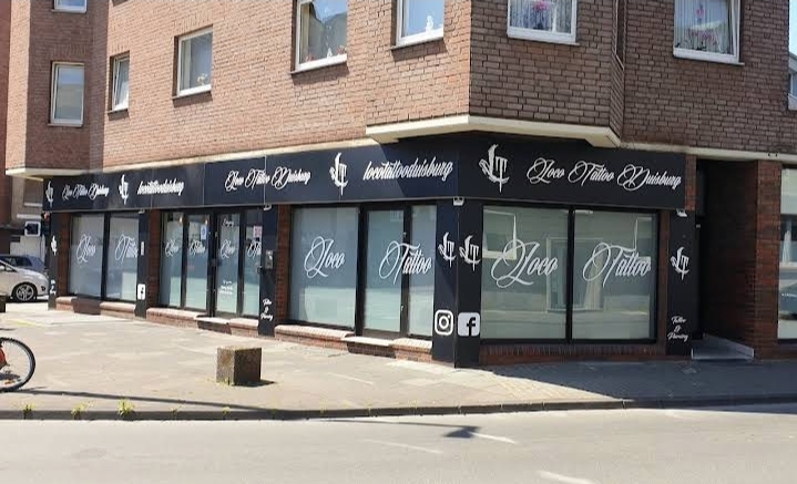 Schaufensterfront von Loco Tattoo Duisburg mit Beschriftung