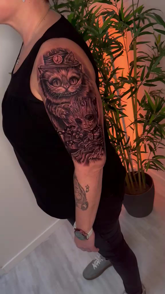 Farbiges Grinsekatze-und-Groot-Sleeve am Oberarm