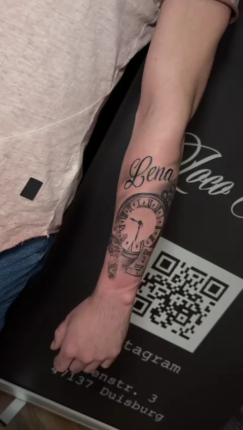 Taschenuhr-Tattoo mit dem Namen Lena